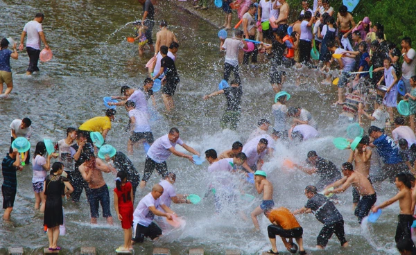 สงกรานต์ เล่นน้ำเย็นจัด ปล่อยตัวเปียกนาน ระวัง "ภาวะตัวเย็นเกิน"