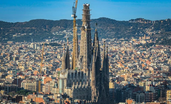 โบสถ์สูงที่สุดในโลก  สร้างนาน 144 ปี มหาวิหาร Basílica de la Sagrada Família
