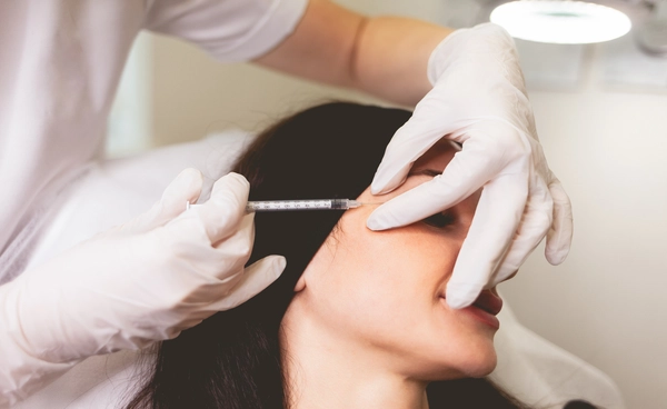 เตือนภัยสายสวย! แพทย์ชี้ "พยาบาล-ผู้ช่วย แอบฉีดฟิลเลอร์-โบท็อกซ์ให้คนไข้" ผิดกฎหมาย เสี่ยงหน้าพัง