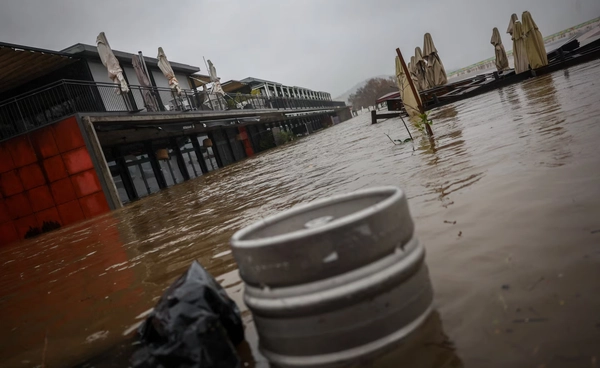 ฝนถล่มโปรตุเกส!  อพยพ 3,000 ชีวิต  กำแพงเมืองมรดกโลกพังทลาย
