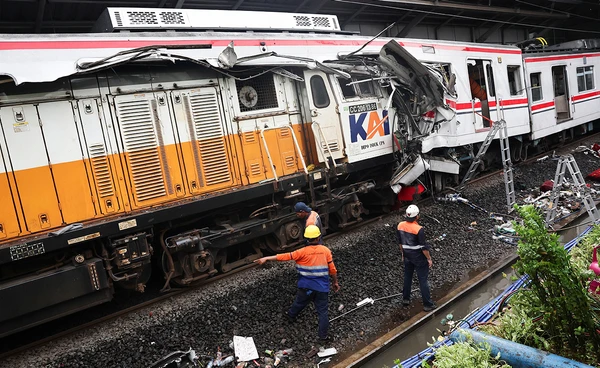 อินโดนีเซียรถไฟชนกัน ตาย 14 บาดเจ็บ 84