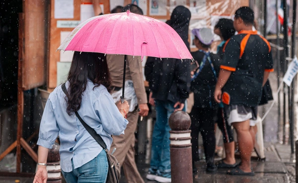 กทม. ฝนตกหนักหลายพื้นที่ แนะประชาชนอย่าลืมพกร่มออกไปใช้สิทธิเลือกตั้ง