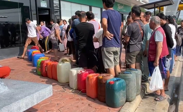 เกษตรกรโอด! น้ำมันดีเซลขาดปั๊ม แห่ขนแกลลอนต่อคิวเติมน้ำมัน