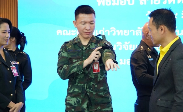 ส่งมอบสายรัดห้ามเลือดพิเศษให้ รพ.ค่ายสุรนารี เพื่อกำลังพลชายแดน