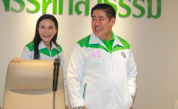 "ธรรมนัส" ถึงไทยแล้ว ยังไม่ส่งสัญญาณทิศทางพรรคกล้าธรรมร่วมรัฐบาล