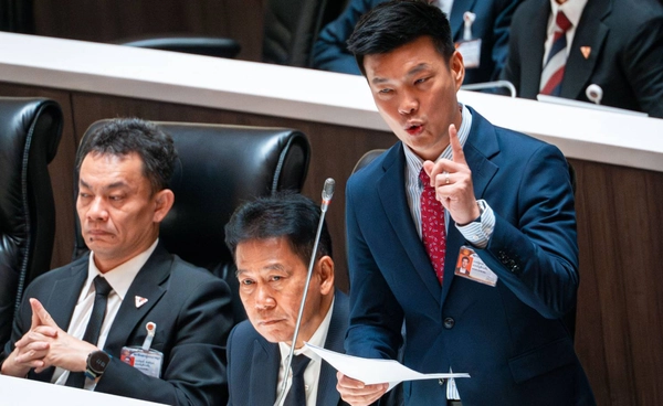 “ณัฐพงษ์” ซัดรัฐบาลไร้ทิศทาง ชี้ 5 คลัสเตอร์อำนาจค้ำเสถียรภาพ “อนุทิน 2”