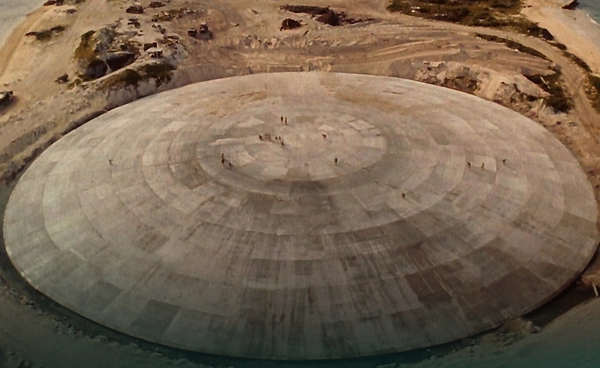 ผู้เชี่ยวชาญเตือนภัยโดมสุสานกากกัมมันตภาพรังสีในมหาสมุทรแปซิฟิกพบรอยร้าวและกำลังรั่วไหล