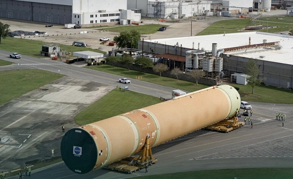 นาซาเคลื่อนย้ายแกนหลักจรวด SLS เตรียมพร้อมสำหรับภารกิจ Artemis 3 ในปี 2027
