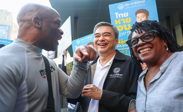 ประมวลภาพ(เมื่อวันที่ 30 ธ.ค.68) “อภิสิทธิ์” ลงพื้นที่บางรัก ช่วย “พีรวุฒิ” เขต 1 หาเสียง มั้นใจนโยบาย บุคลากร มัดใจคนกรุง