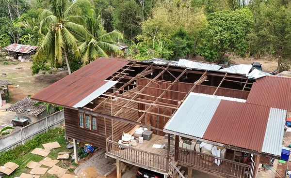 พายุฤดูร้อนถล่ม “นครพนม” บ้านเรือนเสียหายกว่า 500 หลัง