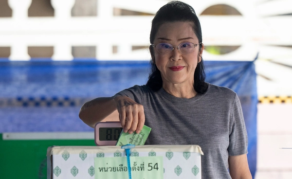 แม่ยศชนัน “เยาวภา วงศ์สวัสดิ์” ใช้สิทธิเลือกตั้ง หน่วย 54 ทุ่งสองห้อง