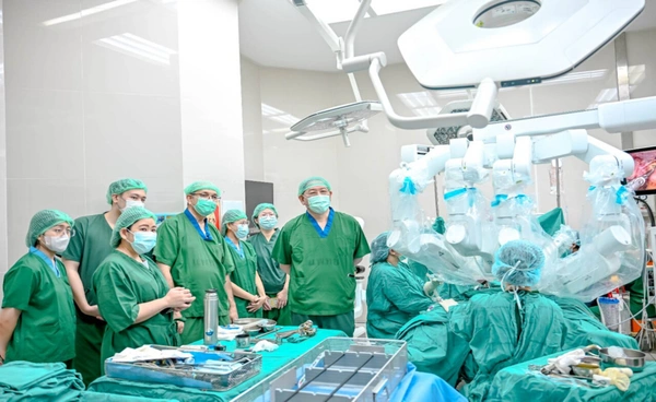 "ผ่าตัดมดลูกด้วยหุ่นยนต์" สำเร็จรายแรก! ใน รพ. รักษาระยะก่อนมะเร็งปากมดลูกขั้นรุนแรง ผลงานทีมแพทย์ รพ.นพรัตนราชธานี