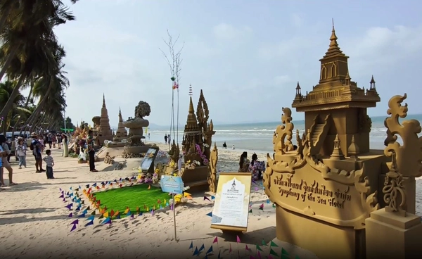 ประเพณีก่อพระทรายวันไหลบางแสนคึกคัก