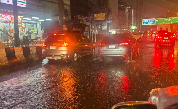 ฝนถล่มกรุง น้ำท่วมแจ้งวัฒนะ–ปากเกร็ด รถติดหนัก