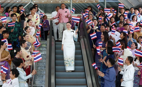 'ซาบีดา' สวมชุดไทยเรือนต้นร่วมรำปลุกกระแส "ภูมิใจแต่งไทย" ทั่วประเทศ
