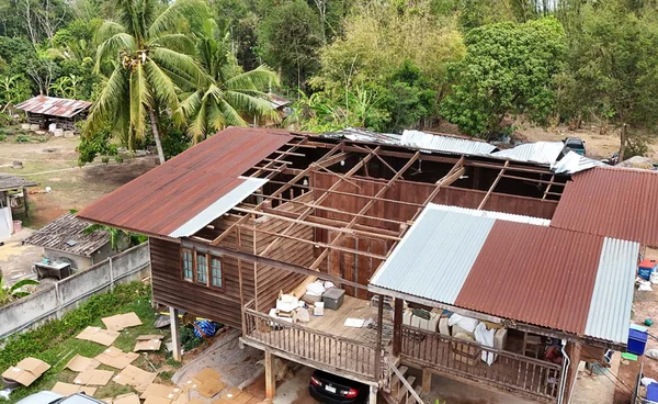 พายุถล่ม “นครพนม”  บ้านพังเกือบ 100 หลัง