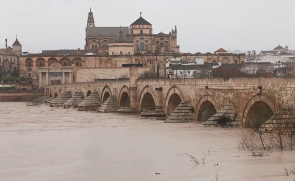 “สเปน” เผชิญสภาพอากาศรุนแรง  ฝนตกหนัก-พายุพัดถล่ม   