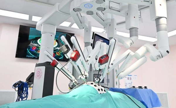 รพ.ราชวิถี ผ่าตัดตับอ่อนด้วยหุ่นยนต์ ในผู้ป่วยที่อายุน้อยที่สุดในไทย สำเร็จ
