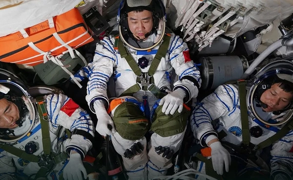 นักบินอวกาศจีนเผยนาทีระทึก ตอนพบรอยร้าวทะลุกระจกยานอวกาศ เสี่ยงติดค้างบนวงโคจรเมื่อปีที่แล้ว