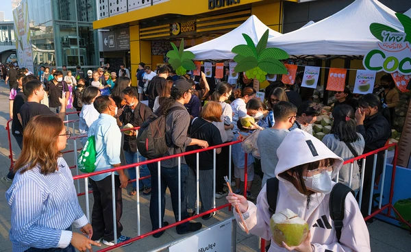 ธนชาต-MBK ผนึกกำลังพันธมิตรแจกมะพร้าว 10,000 ลูก ช่วยเกษตรกรแก้วิกฤตราคาตกต่ำ