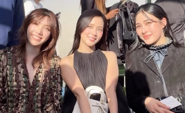 ออร่ามาเต็ม "หลิง-ออม" ร่วมเฟรม "จีซู" ในงานปารีสแฟชั่นวีค 