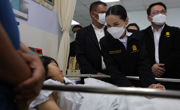 “นฤมล”น้ำตาคลอ เยี่ยมนักเรียนโรงเรียนพะตงฯ  กำชับเยียวยาครอบครัว