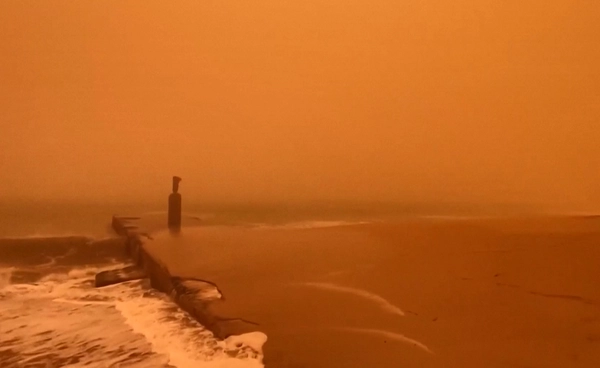 พายุทรายถล่ม “ลิเบีย” จนท้องฟ้ากลายเป็นสีส้ม