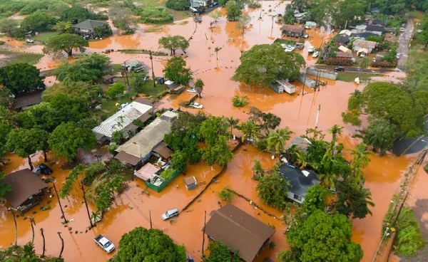 ฝนถล่ม “ฮาวาย” อ่วม  น้ำท่วมใหญ่ในรอบ 20 ปี  สั่งอพยพด่วนนับพันราย