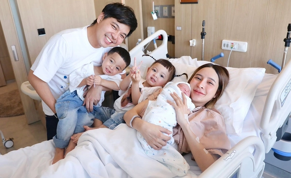  “เม พรีมายา” อวดภาพครอบครัว 5 คน ต้าวแฝดต้อนรับน้องชาย “ซารอส” อบอุ่นใจละลาย