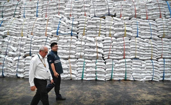 กรมการค้าภายในคุมเข้มปุ๋ย  หลังตะวันออกกลางตึงเครียด ยันสต็อกยังเพียงพอ 