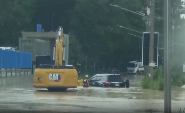 "ฝนหลงฤดู"ถล่มระยอง-น้ำท่วมรถครึ่งคัน 