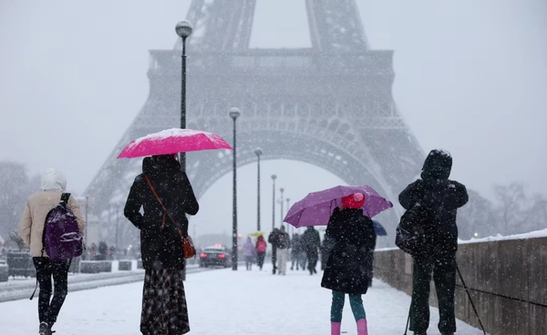 “ปารีส” หิมะตกกะทันหัน หอไอเฟลขาวโพลน  เที่ยวบินลด–การเดินทางป่วนทั้งเมือง