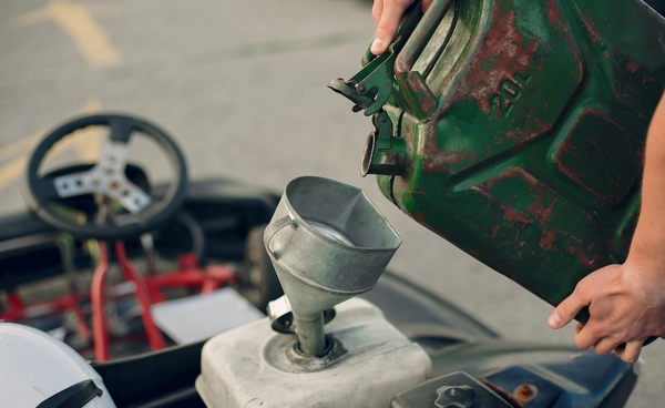 ศรีลังกาจับชายกักตุนน้ำมัน ลงโทษทั้งจำทั้งปรับ ขณะที่รายได้สวนทางราคาน้ำมัน