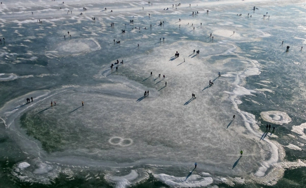 “ฮังการี” ตื่นตา!  ทะเลสาบกลายเป็นลานน้ำแข็ง 