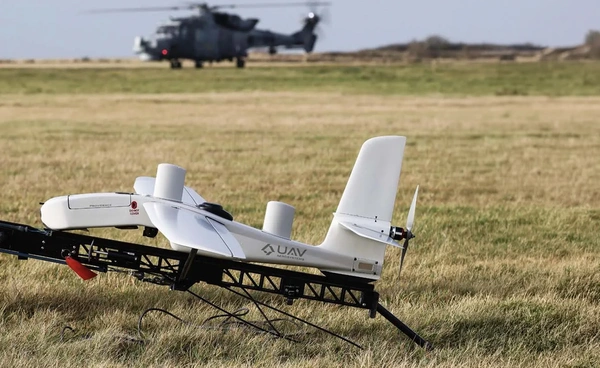 เฮลิคอปเตอร์กองทัพอังกฤษรับบทบาทใหม่ ใช้เป็นศูนย์บัญชาการโดรนลอยฟ้า !