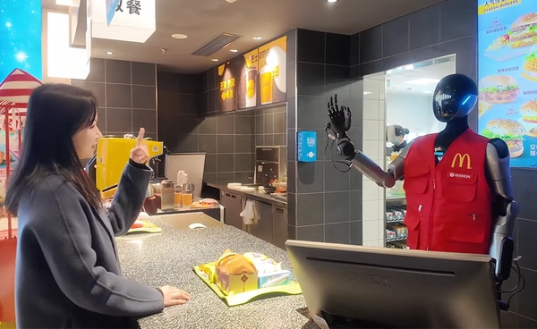McDonald’s ในเมืองเซี่ยงไฮ้ ทดลองใช้หุ่นยนต์จาก “KEENON Robotics” เป็นพนักงานหน้าเคาน์เตอร์