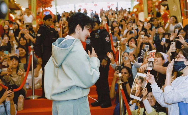 มาเลเซีย ขานรับ "ไมค์ พิรัชต์" บินร่วมงานเปิดตัว NAISNOW แฟนคลับแห่ต้อนรับแน่น 