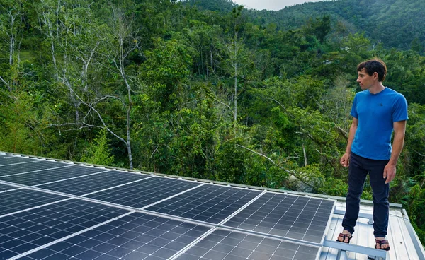 นักไต่ผาด้วยมือเปล่า ผู้ช่วยคนเกือบ 7 แสนราย ด้วยการบริจาคให้โครงการโซลาร์เซลล์