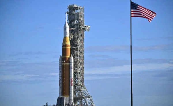 นาซาเคลื่อนย้ายจรวดยักษ์ SLS ภารกิจ Artemis ระยะ 2 เตรียมบินรอบดวงจันทร์