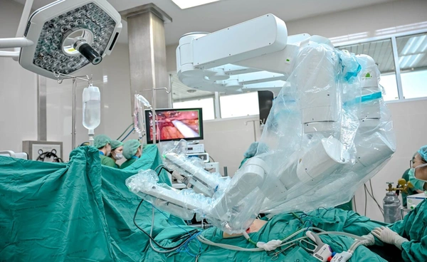 รพ.นพรัตนราชธานีโชว์ศักยภาพผ่าตัดด้วยหุ่นยนต์ รักษาผู้ป่วยโรคมะเร็งลำไส้ใหญ่ สำเร็จ!เป็นรายแรกในโรงพยาบาล