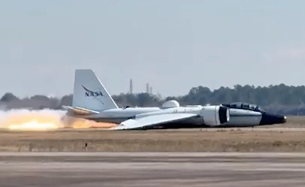 เครื่องบินวิจัยนาซา WB-57F ลงจอดฉุกเฉินแบบเก็บล้อ กระทบภารกิจวิจัยระดับสูง