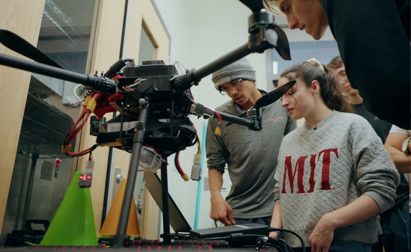 MIT เปิดวิชาผลิตเด็กปริญญาตรี ที่ทำยานไร้คนขับอัจฉริยะ คิดเองได้ 100% แม้จะไม่เคยบินสำรวจมาก่อนก็ตาม