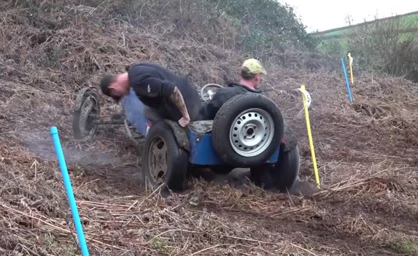 อังกฤษจัด “แข่งรถลุยโคลน” มอเตอร์สปอร์ตสายเด้ง ที่ไม่ได้วัดกันแค่ความเร็ว