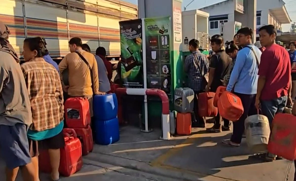 ชาวบ้านต่อคิวยาวปั๊มน้ำมัน รับบัตรคิวเติมจำกัด 40 ลิตร