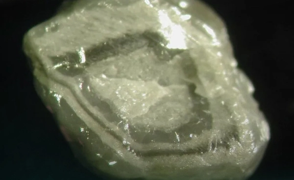 นักวิทยาศาสตร์จีนสร้าง "เพชรหกเหลี่ยม" ในห้องทดลองสำเร็จ พบแข็งแกร่งกว่าเพชรธรรมชาติ