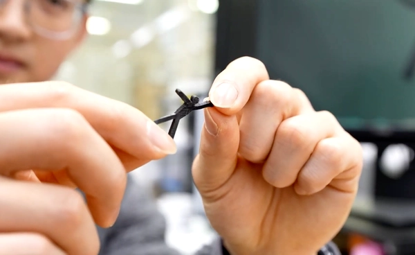 นักวิจัยอังกฤษเปิดตัว “หุ่นยนต์เจลลี่” แปลงร่าง-เคลื่อนที่ฉับไว ด้วยสนามไฟฟ้า