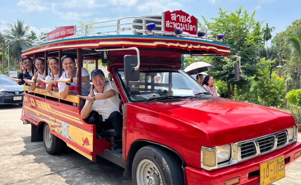 “อนุทิน” สวมบท “โชเฟอร์” ขับรถสองแถว ขอบคุณประชาชนชาวระนอง