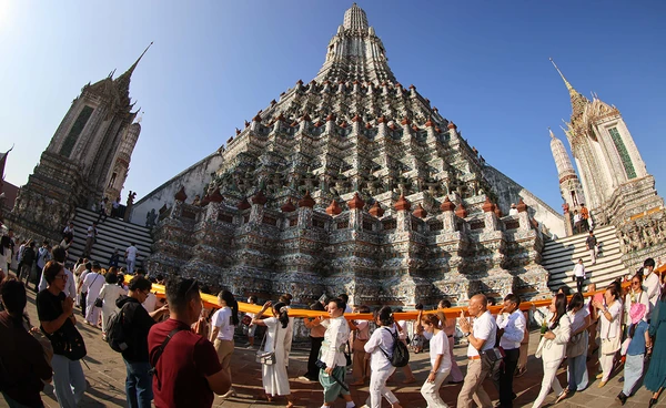 ชาวพุทธร่วมใจ ตักบาตร-ห่มผ้าพระปรางค์วัดอรุณฯ รับอรุณวันมาฆบูชา ปี 2569