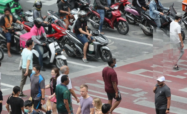 เจาะกฎหมายอาชีพสงวน หลังโซเชียลแฉต่างชาติสวมสิทธิ์ขับรถแอปฯ