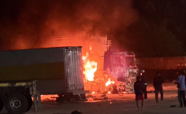 กอ.รมน.ภาค 4 ส่วนหน้า ชี้แจงไฟไหม้รถเทรลเลอร์ในพื้นที่สุไหงโก-ลก ไม่ใช่เหตุระเบิด 